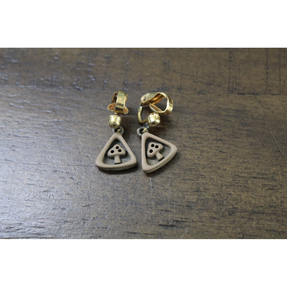 Donley Vintage Mushroom Triangle Dangle Clip On Earrings Gold Tone Tan Retro